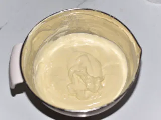 桂花杯子蛋糕,做好的蛋糕糊细腻而有光泽。