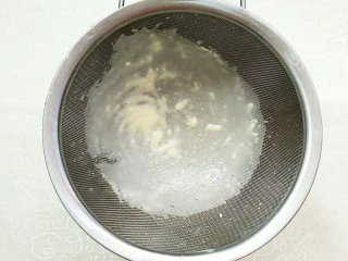 榴芒千层蛋糕,将搅拌好的面糊过筛!