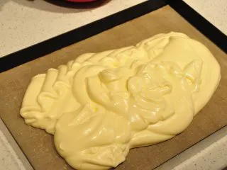 日式豆乳盒子蛋糕,混合好的面糊倒入烤盘中。