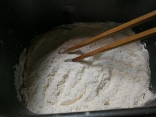 没有鸡蛋的面包,将发酵粉埋在高筋粉