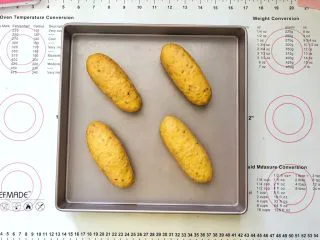 亚麻籽南瓜软欧包,13、收口向下码入学厨烤盘中,盖上保鲜膜进行二次发酵。