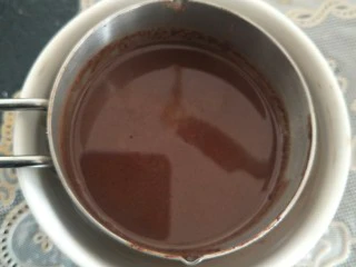 像布朗尼的浓郁巧克力蛋糕(无油全蛋),隔水融化后放置凉凉。