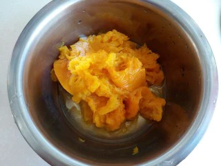 南瓜芹菜肉包子,南瓜切块放蒸锅里蒸熟后去皮,直接放厨师机和面缸里