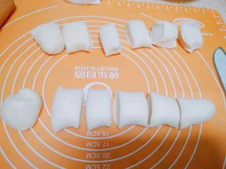 紫菜光饼,也叫福州肉烧,取出面团排气搓长条,分割成40克左右的小段