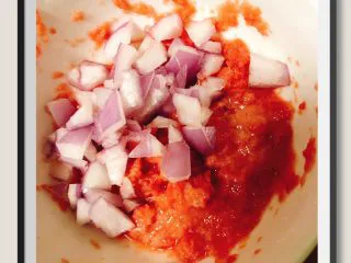 酸甜鱼丸牛肉菠菜拌面,洋葱去碎，放入剁碎的牛肉中（也可以用绞肉机绞碎）！碎牛肉要用淀粉腌制10分钟！