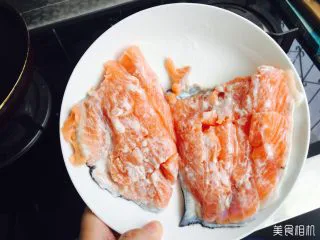 秘制干煎三文鱼 ,将鱼肉面，拍上一层薄薄的淀粉，在煎制过程中锁住水分。