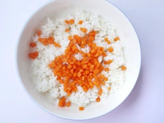 西兰花肉松芝士饭团,加入胡萝卜碎。