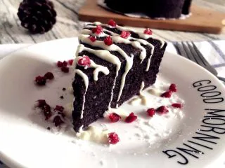 【无烤箱版】黑米蛋糕,成品图① PS:淋点自制的酸奶,人间美味呵~