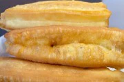 手把手教你自制脆皮炸油条(做出最好吃的炸油条,享受美味早餐)