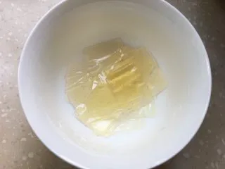酸奶冻芝士蛋糕,吉利丁片剪碎用清水浸泡软。
