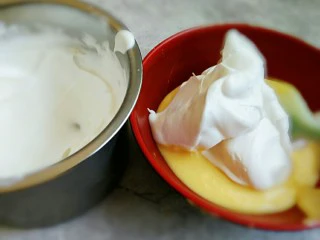 火龙果盒子蛋糕,取一部分蛋清入蛋黄中翻拌均匀之后，再倒入蛋白霜之内翻拌均匀