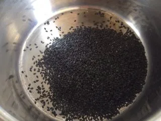 黑芝麻戚风蛋糕,黑芝麻用锅炒熟