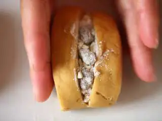 中式点心红糖夹心馒头,满满当当滴,可以用手稍微压一下两边,让馅料更牢固些