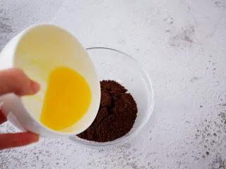 4寸KT猫抹茶慕斯蛋糕,黄油隔水融化,奥利奥饼干用料理机打成末,把融化的黄油倒入奥利奥饼干末