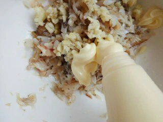 黄花鱼遇上西餐,加入蒜末和蛋黄酱。