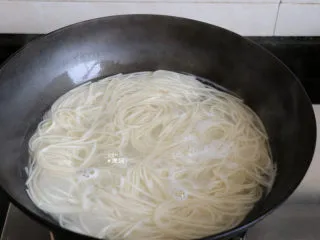 番茄肉酱拌面,另起一锅放入适量水和盐煮面，期间加入3次冷水，这样煮出的面条会更加劲道；