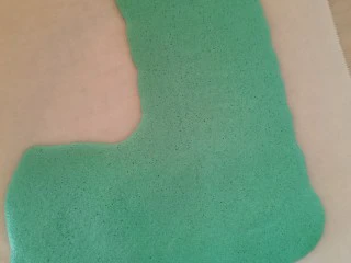 卡通圆环戚风蛋糕,剩余部分用裱花袋洒在油纸上,等着圆模出炉后烘烤 150℃_15分钟左右