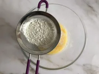 圣诞款红丝绒蛋糕,筛入低筋面粉