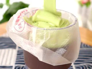 圣诞草莓蛋糕卷,拌匀的抹茶面糊，装入裱花袋中 tips：我这里是用的大号裱花袋