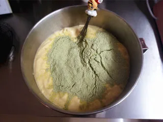 丸久小山园名物蛋糕卷--抹茶,7克抹茶粉,73克低筋粉,17克玉米淀粉混合后筛入步骤3中,翻拌均匀。