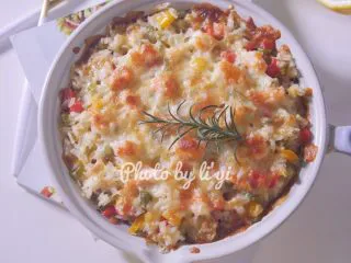 蔬菜虾仁焗饭,烤至表面上色，芝士拉丝就可以了