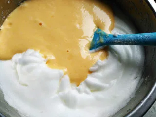 椰蓉蜂蜜蛋糕卷,将搅拌好的蛋糕糊倒回蛋白盆中