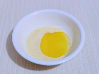 新手入门级～蓝莓椰蓉马芬蛋糕,再加入玉米油，继续打至油与蛋液融为一体。