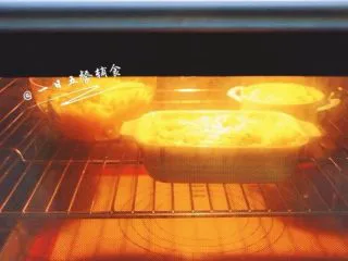 鲜虾芝士焗饭,我的烤箱，180度，14分钟，上色就很好了，直接关了。