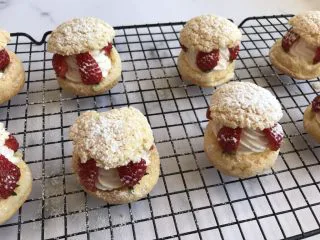 网红草莓脆皮泡芙,筛上适量的糖粉