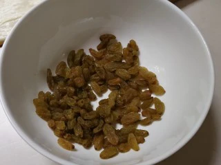 没有鸡蛋的面包,这时候刚好清洗葡萄干，沥干水