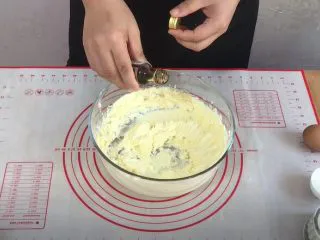 外酥里嫩的~爆浆芝士塔,加入2~3滴香草精,搅匀。