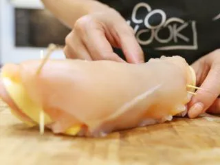 蓝带爆浆鸡排,用牙签把两端固定