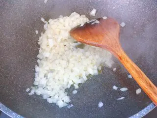 番茄蘑菇肉酱意大利面,锅中倒入适量油,爆香洋葱