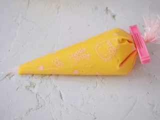 柠檬玛德琳蛋糕,装入裱花袋中