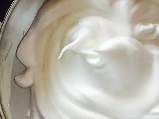 可可波纹戚风蛋糕,蛋白放入一个无水无油的容器中,加入柠檬汁和糖,打发至小尖勾