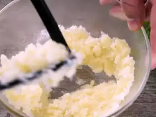 美味西餐土豆沙拉的做法,将鸡蛋过凉水,切碎,土豆捣碎备用