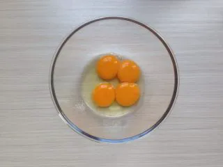 超柔软的棉花蛋糕,预热烤箱150度。3个蛋黄和1个全蛋打在盆里。