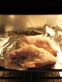 零厨艺脆皮橙汁烤鸡腿 ,烤箱预热175度C,将鸡腿皮面朝上放置在铺有锡纸的烤盘上,中层位置烤焙约15分钟