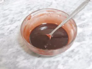 巧克力淋面蛋糕,淡奶油煮沸后离火,倒入巧克力币融化,放置手温