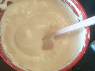 奶油生日蛋糕（无需抹面）,进行搅拌，混合在一起，