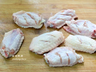 九层塔烤鸡翅,鸡翅洗净沥干水,两面划两刀,方便腌制入味