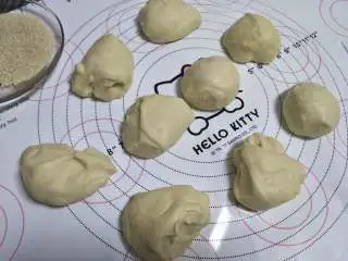 汉堡坯 做自己的汉堡,称重并分割成9个面团。