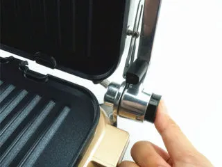 #东菱牛排机测评#爱是几分熟，我只要五分就好,这款东菱牛排机是有智能菜单和手动菜单的，正常情况下牛排机是90度角打开的，默认是智能菜单的操作。只有按到旁边的大圆形按键上方的烤板才会180度角平摊。 