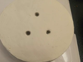 贺寿双层蛋糕(10＋6寸),用吸管打一下庄，为了让之后蛋糕不塌下来。