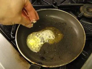 黑椒新西兰牛柳粒,将黄油融化,加入蒜蓉,剩下的黑胡椒,和剩下的糖,炒香。(这个有点像西餐里relish的风格,可以让酱汁自然包裹在原料上,不需要勾芡,更加健康)