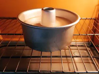 网红爆浆珍珠蛋糕,入中空模具,上下火160度烤35-40分钟,出炉震一下震出热气,倒扣放凉后脱模