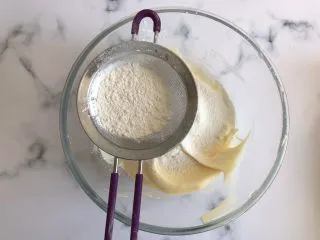 迷你巧克力夹心派,筛入60g的低筋面粉