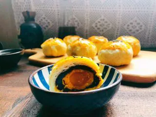 酥到掉渣的豆沙蛋黄酥,你要来一个吗?,趁热吃,超香!