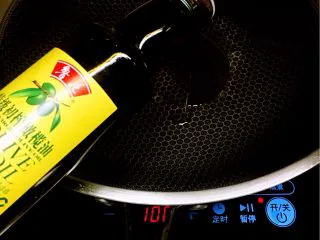 酸甜 & 辛辣 & 劲道 的意大利面,将适量橄榄油倒入锅内。