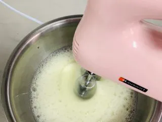 红丝绒蛋糕卷,蛋清一定要放入无油、无水的盆里,分离蛋黄时小心蛋白里不要带入蛋黄。这些都是打发蛋白失败的原因。 蛋白加入几滴柠檬汁,打至蛋白出鱼眼泡,一次性加入B糖40克。